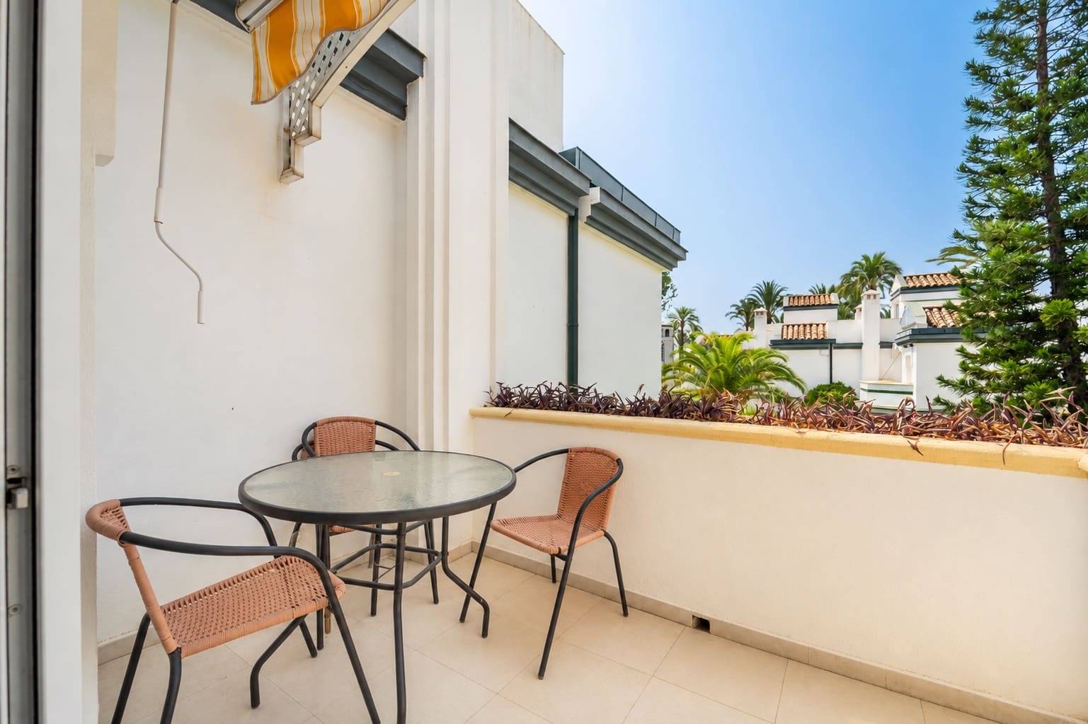 3 sypialnia Dom na sprzedaż w Estepona z basenem garażem - 795 000 € (Ref: 9998794)