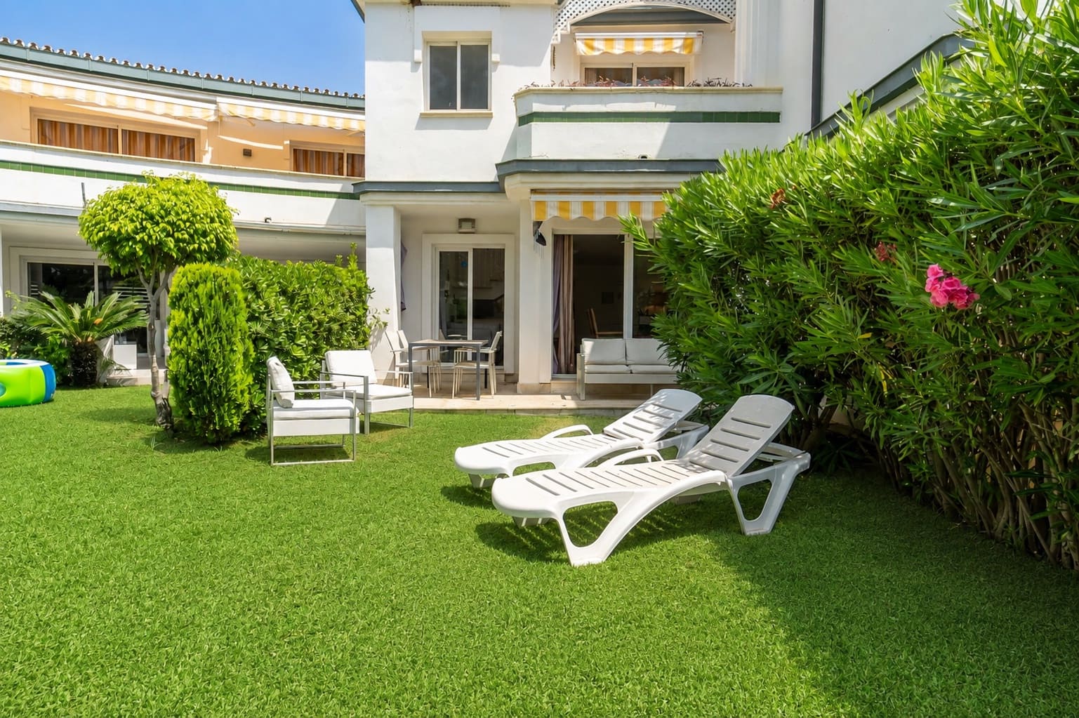 3 sypialnia Dom na sprzedaż w Estepona z basenem garażem - 795 000 € (Ref: 9998794)