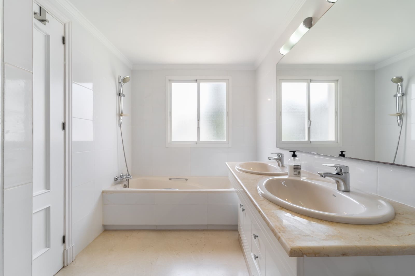 3 sypialnia Dom na sprzedaż w Estepona z basenem garażem - 795 000 € (Ref: 9998794)
