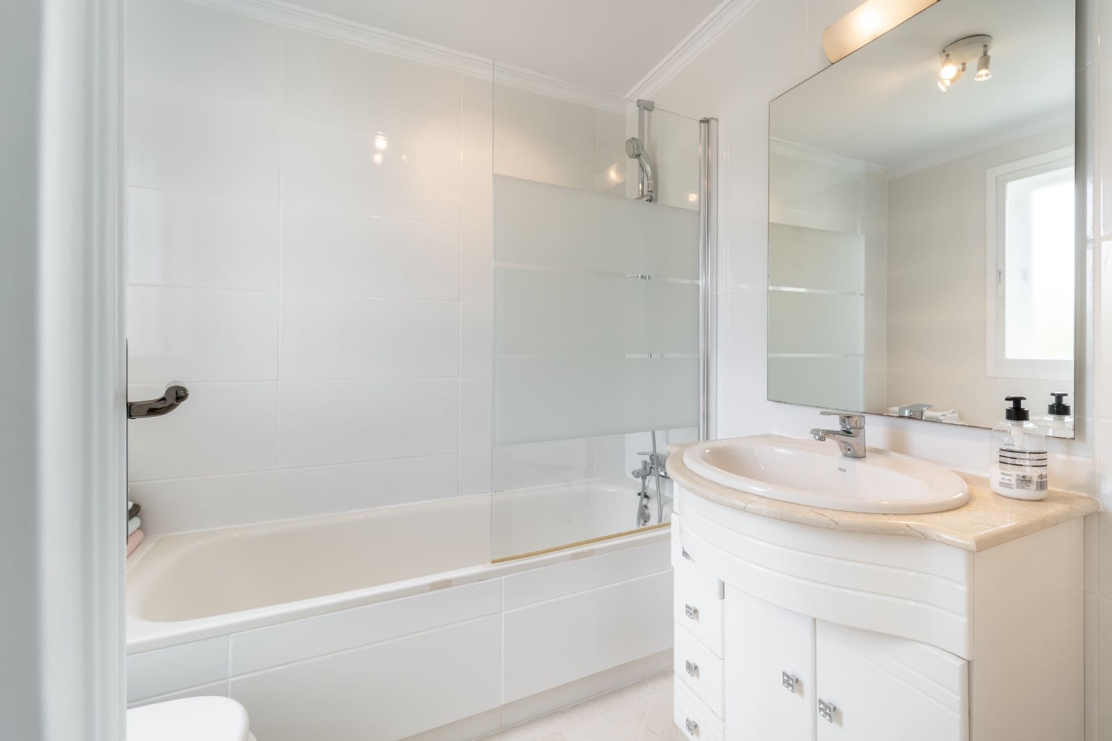 3 sypialnia Dom na sprzedaż w Estepona z basenem garażem - 795 000 € (Ref: 9998794)