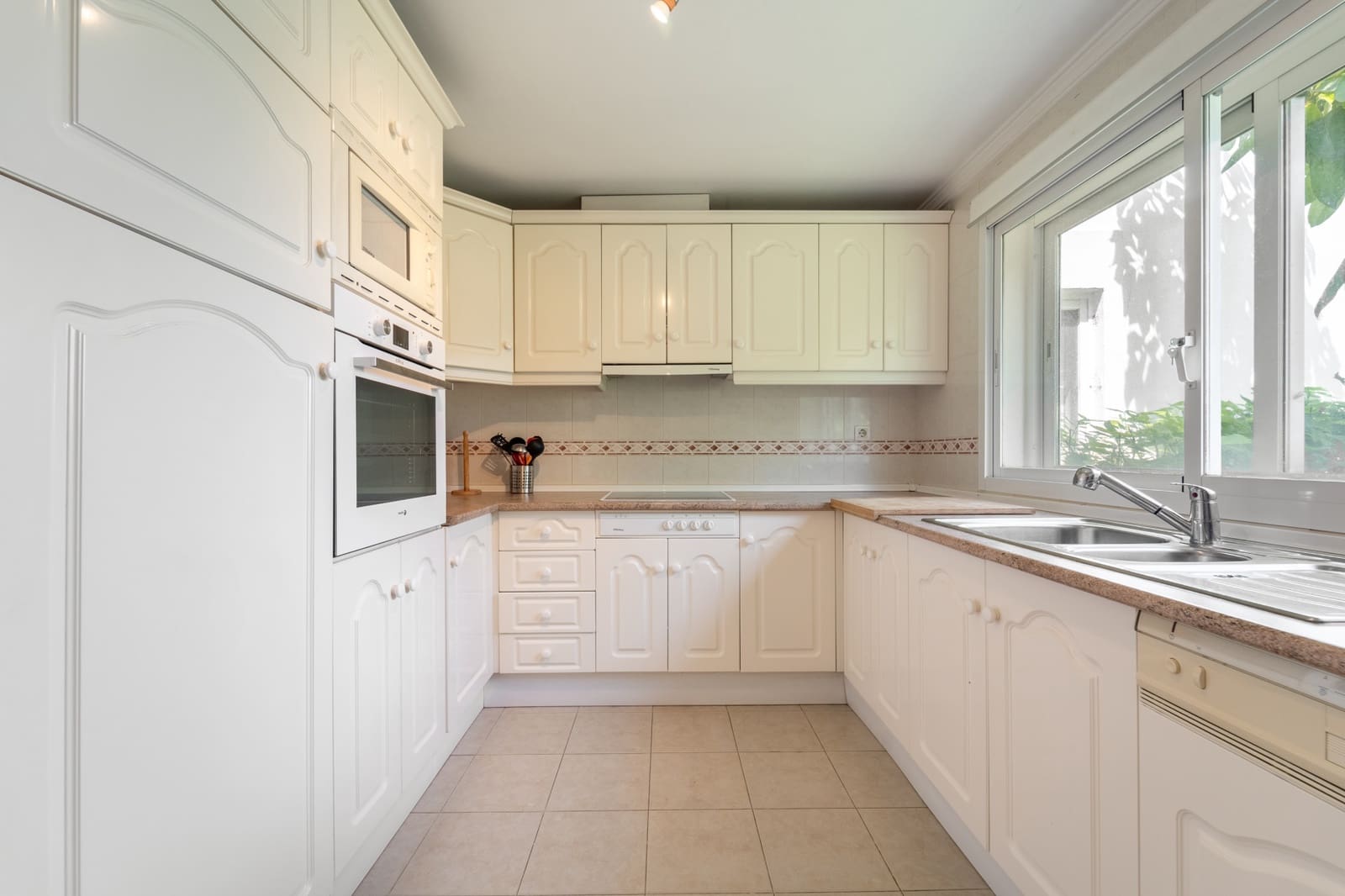 3 sypialnia Dom na sprzedaż w Estepona z basenem garażem - 795 000 € (Ref: 9998794)