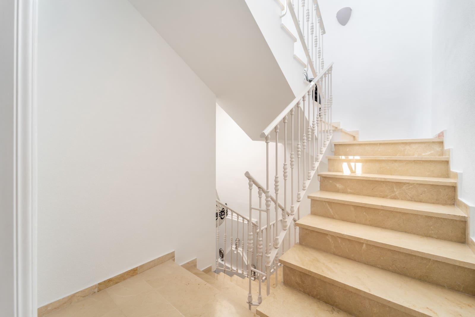 3 sypialnia Dom na sprzedaż w Estepona z basenem garażem - 795 000 € (Ref: 9998794)