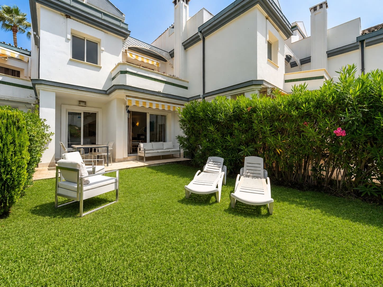 3 sypialnia Dom na sprzedaż w Estepona z basenem garażem - 795 000 € (Ref: 9998794)