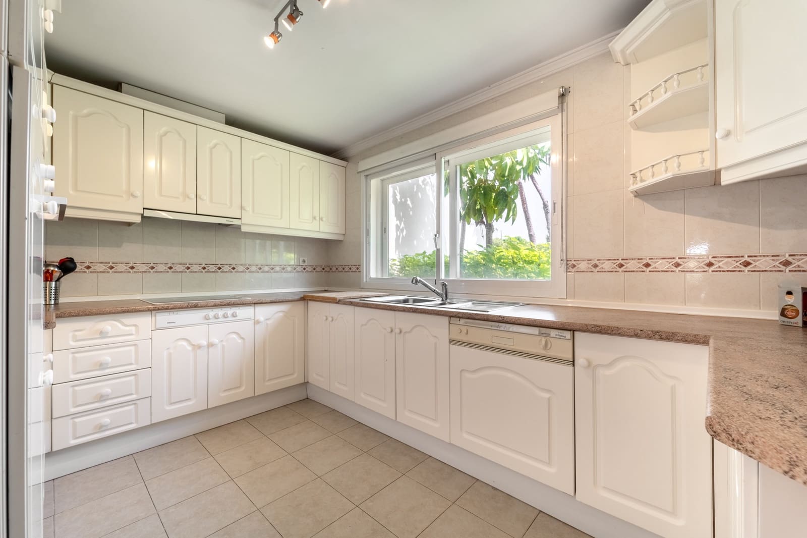 3 sypialnia Dom na sprzedaż w Estepona z basenem garażem - 795 000 € (Ref: 9998794)