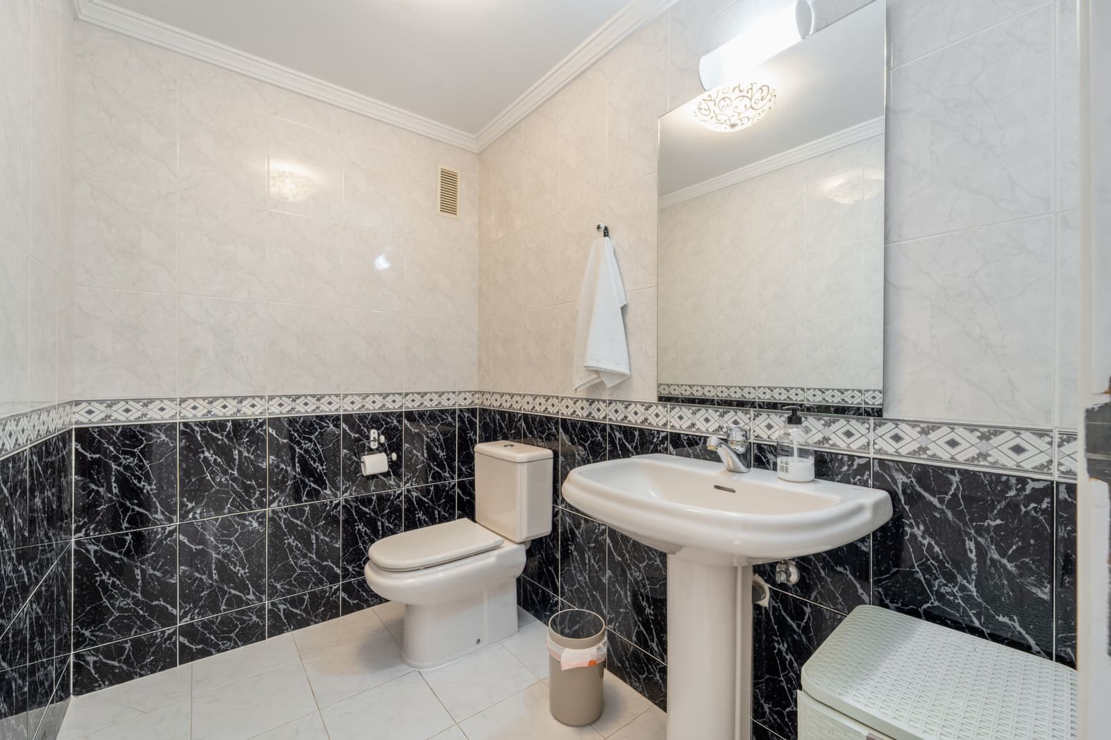 3 sypialnia Dom na sprzedaż w Estepona z basenem garażem - 795 000 € (Ref: 9998794)
