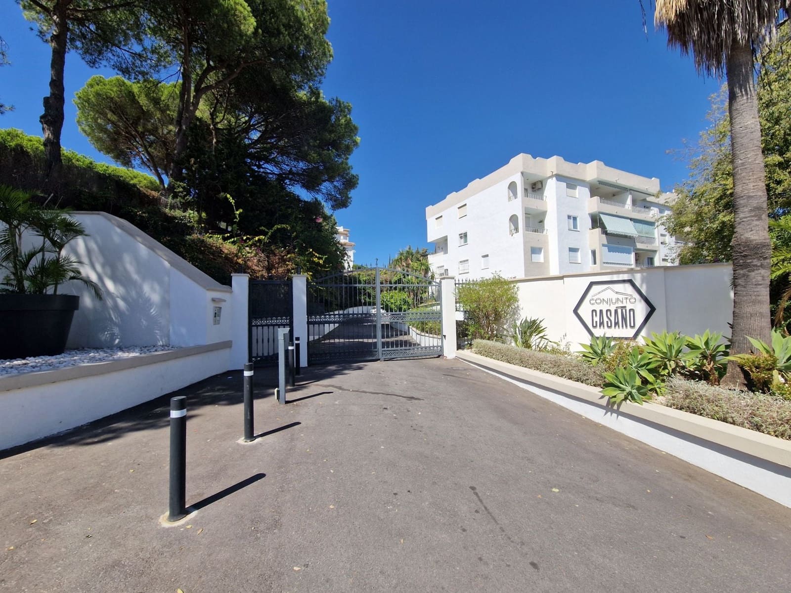 2 bedroom Apartment for sale in Nueva Andalucia with pool garage - € 298,000 (Ref: 10033061)