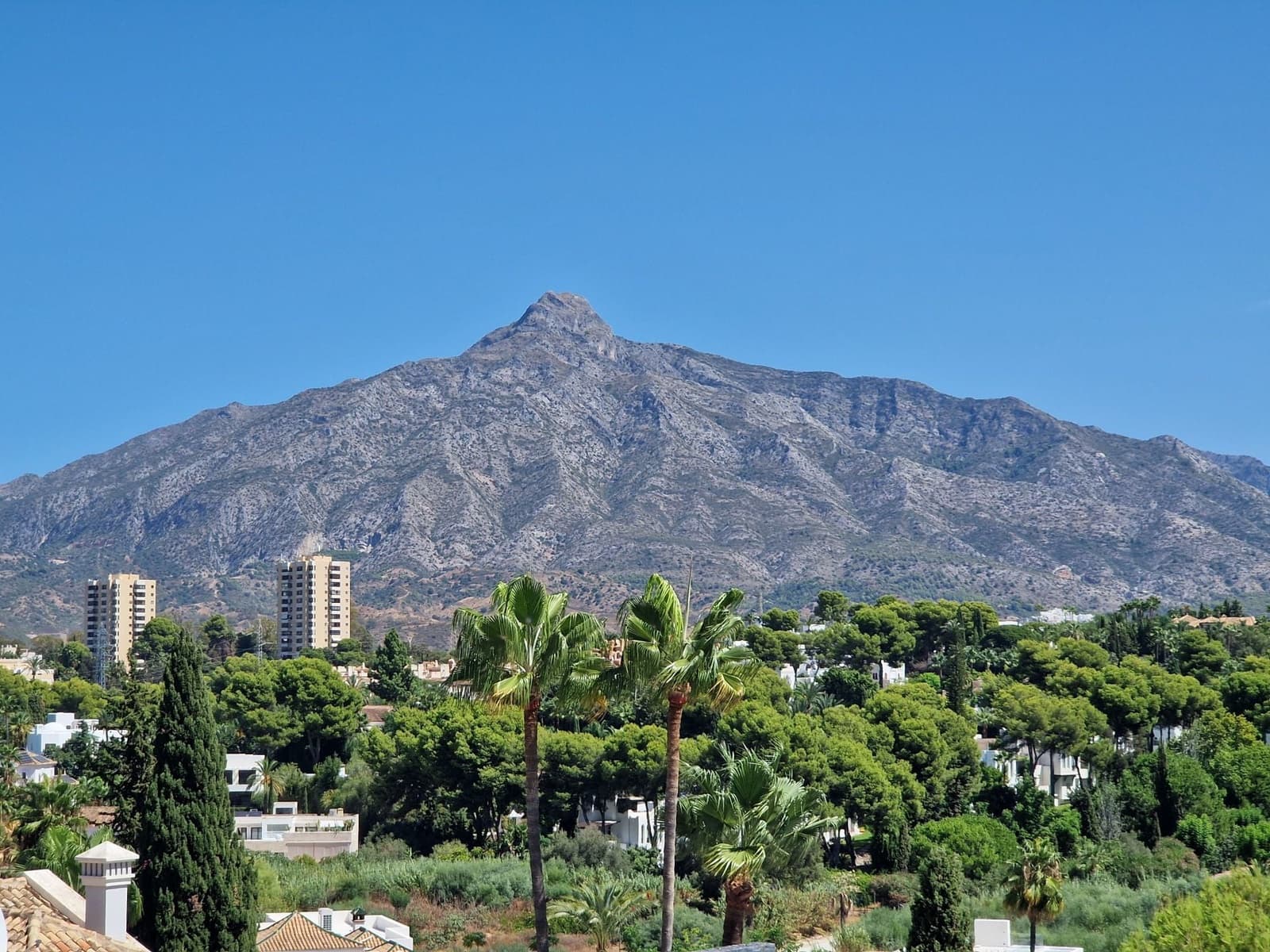 2 bedroom Apartment for sale in Nueva Andalucia with pool garage - € 298,000 (Ref: 10033061)