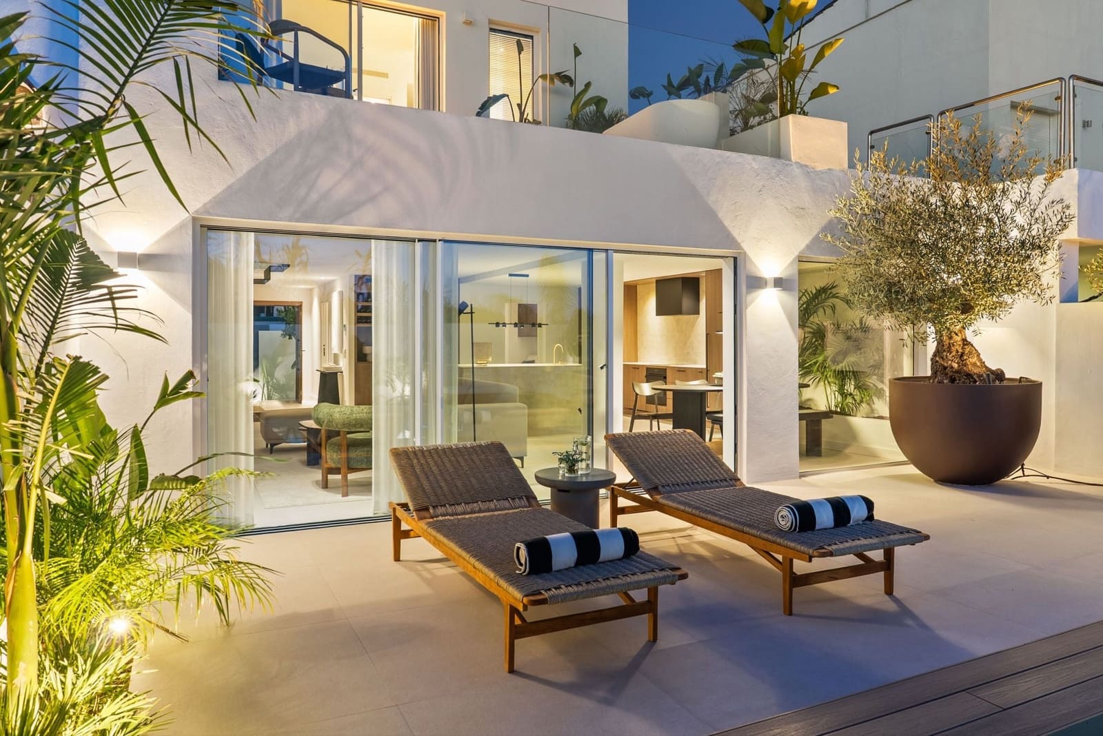 3 makuuhuone Omakotitalo myytävänä paikassa Nueva Andalucia mukana uima-altaan - 1 395 000 € (Ref: 10035788)
