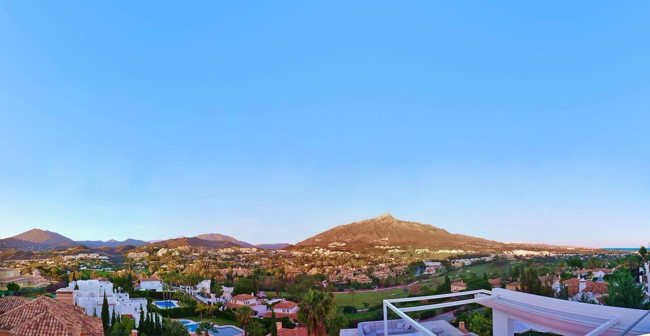 Chalet de 7 habitaciones en Nueva Andalucia en venta - 4.400.000 € (Ref: 3574679)