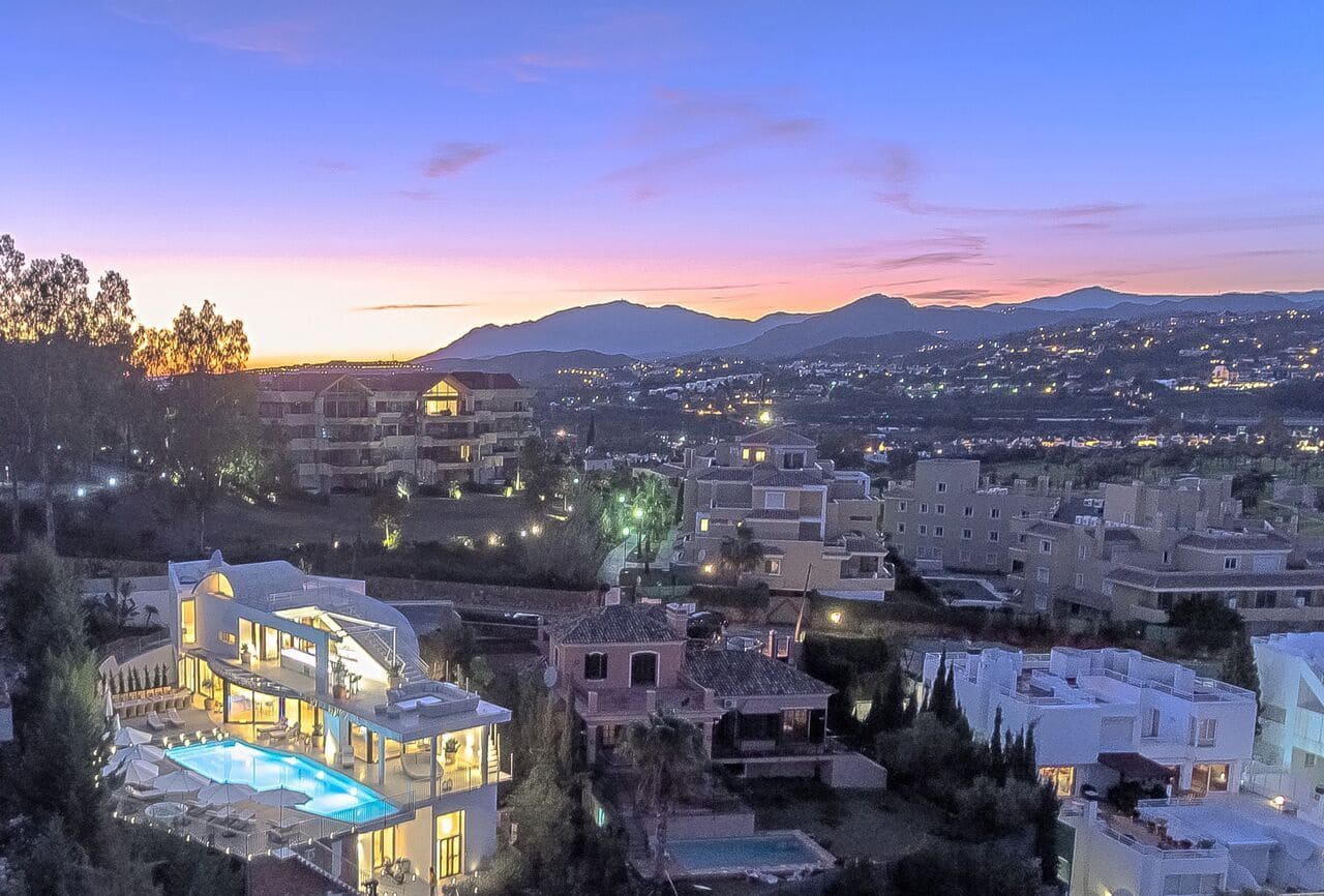 Chalet de 7 habitaciones en Nueva Andalucia en venta - 4.400.000 € (Ref: 3574679)