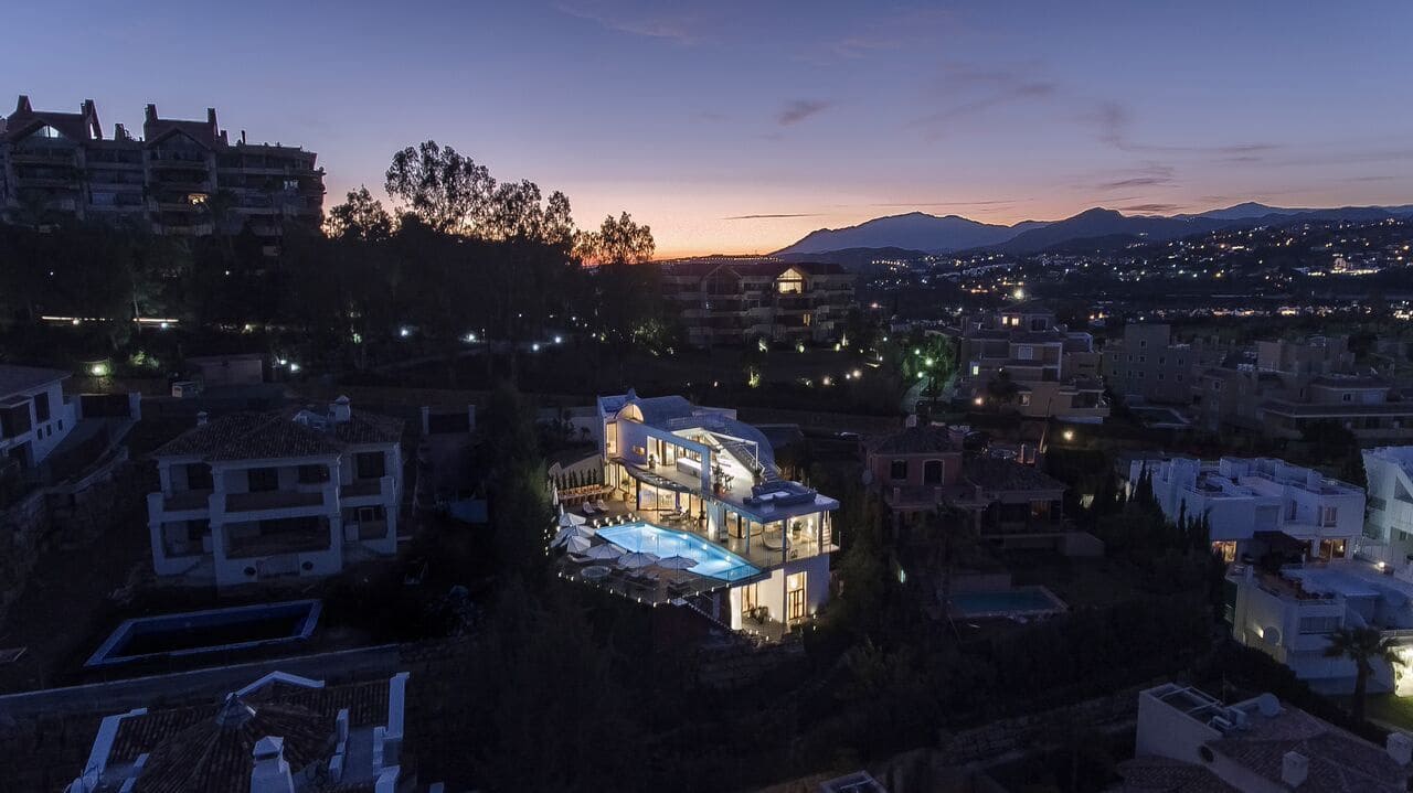 Chalet de 7 habitaciones en Nueva Andalucia en venta - 4.400.000 € (Ref: 3574679)