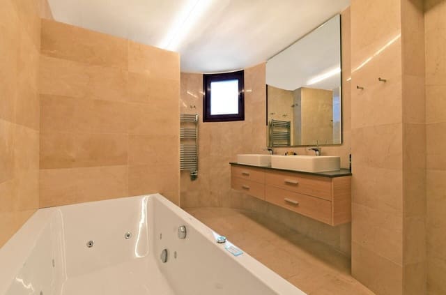 Chalet de 7 habitaciones en Las Brisas, Marbella en venta - 4.400.000 € (Ref: 3574679)