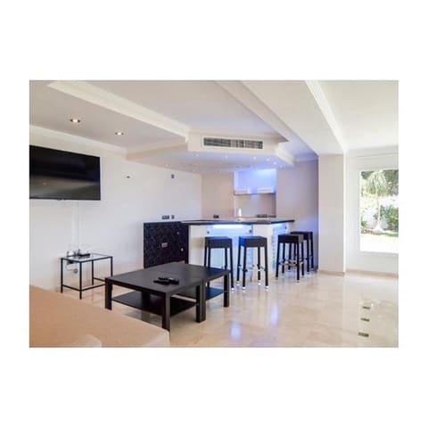 8 bedroom Villa for sale in Elviria, Marbella - € 3,500,000 (Ref: 3701139)