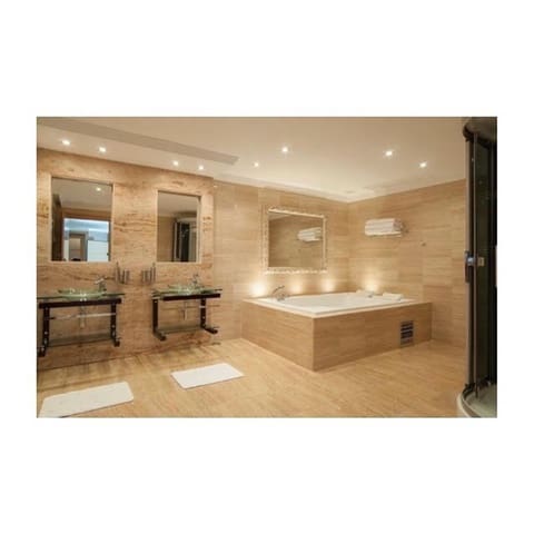 8 bedroom Villa for sale in Elviria, Marbella - € 3,500,000 (Ref: 3701139)