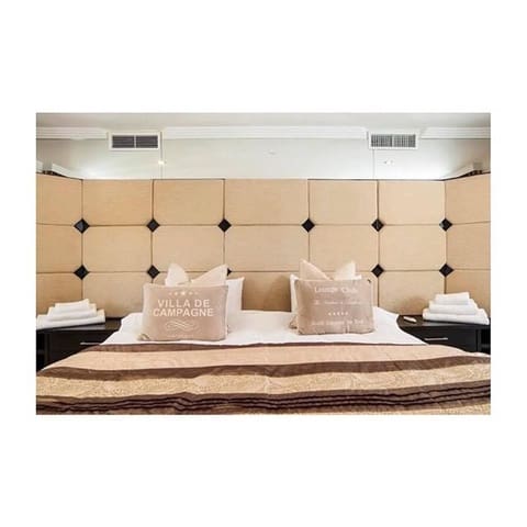 8 bedroom Villa for sale in Elviria, Marbella - € 3,500,000 (Ref: 3701139)