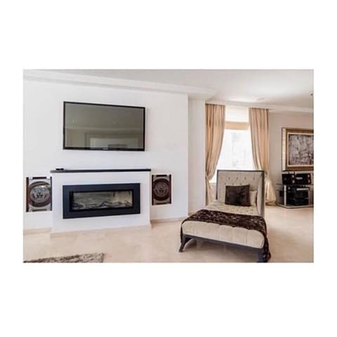 8 bedroom Villa for sale in Elviria, Marbella - € 3,500,000 (Ref: 3701139)