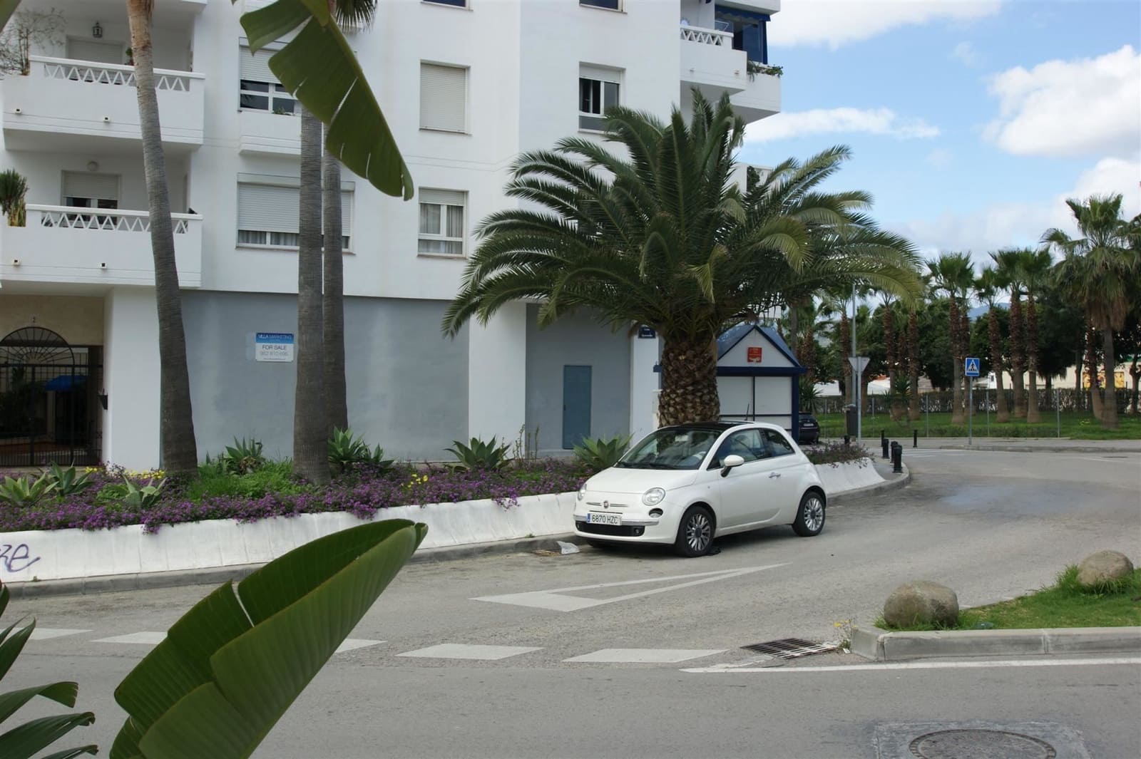 Villa for sale in Nueva Andalucia - € 390,000 (Ref: 3889715)