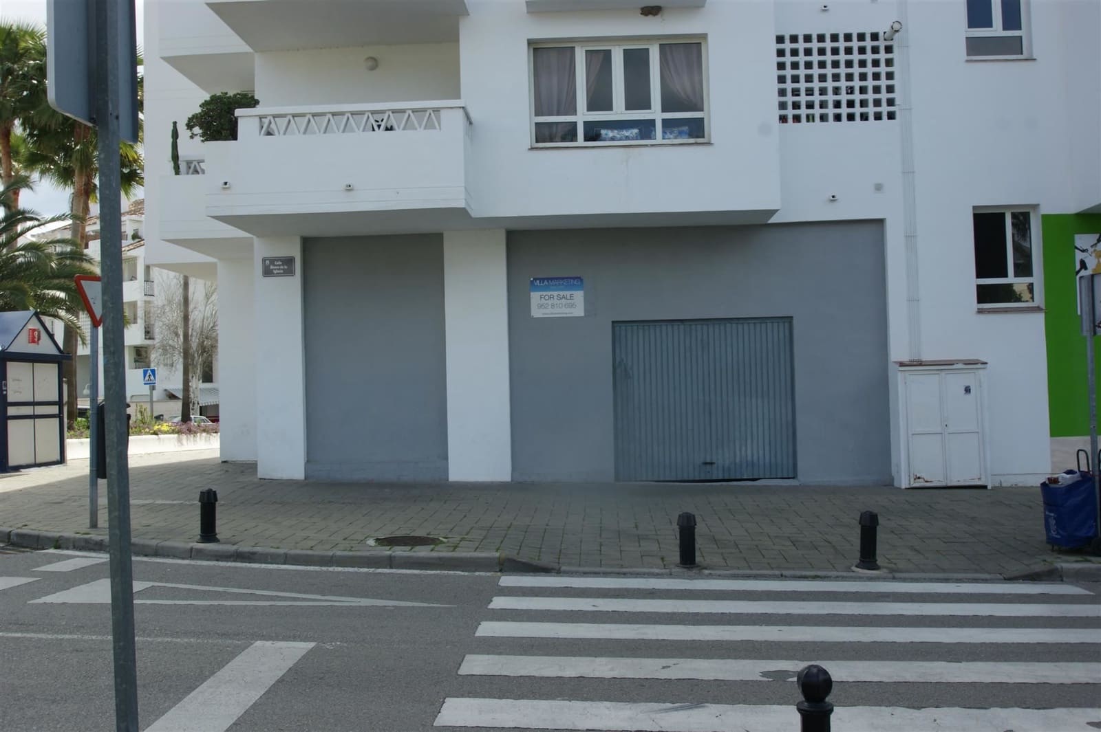 Villa for sale in Nueva Andalucia - € 390,000 (Ref: 3889715)