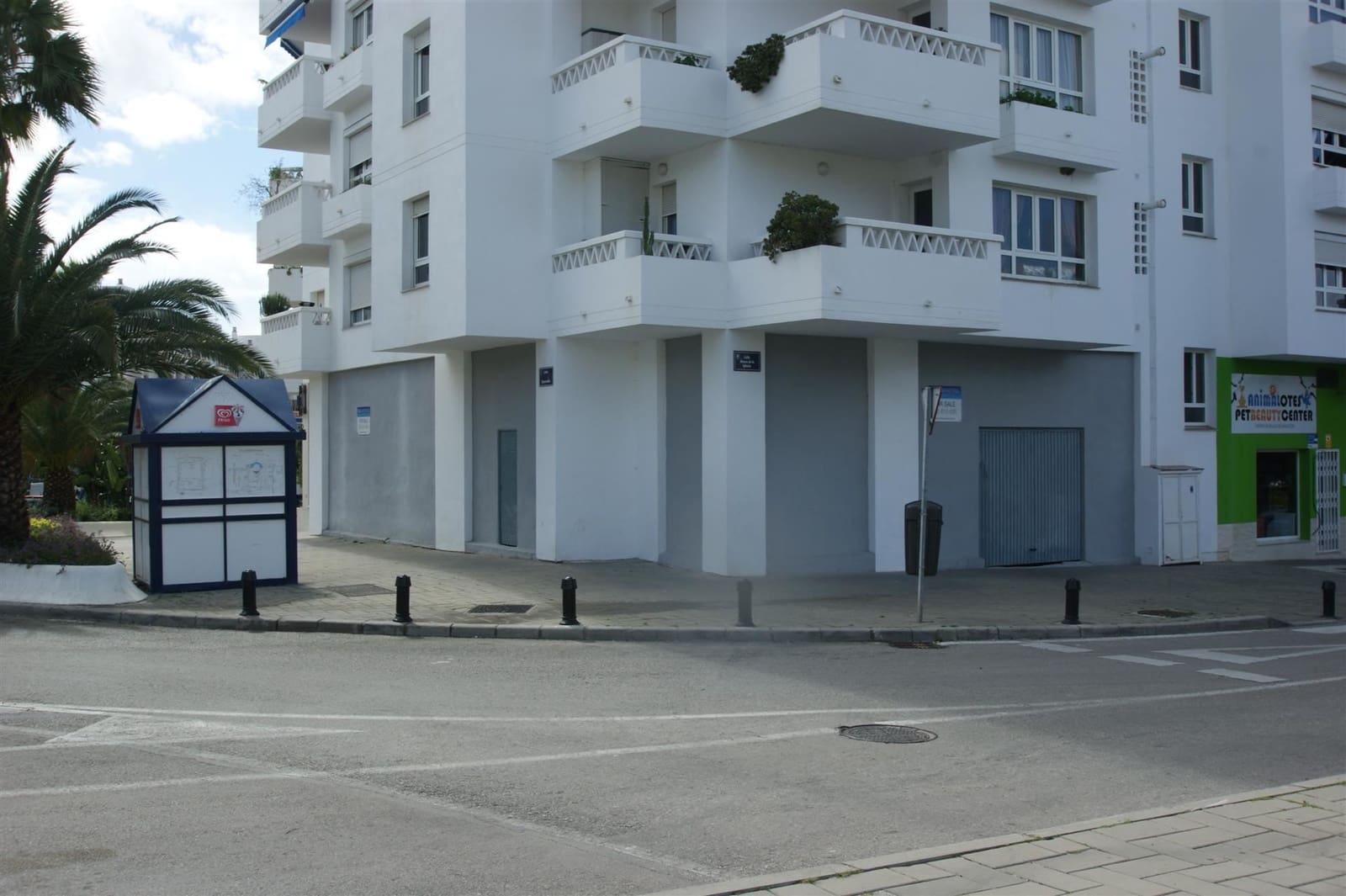 Villa for sale in Nueva Andalucia - € 390,000 (Ref: 3889715)