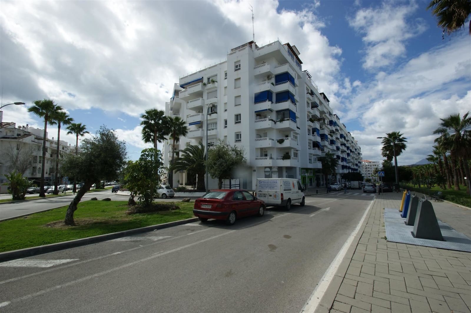 Villa for sale in Nueva Andalucia - € 390,000 (Ref: 3889715)