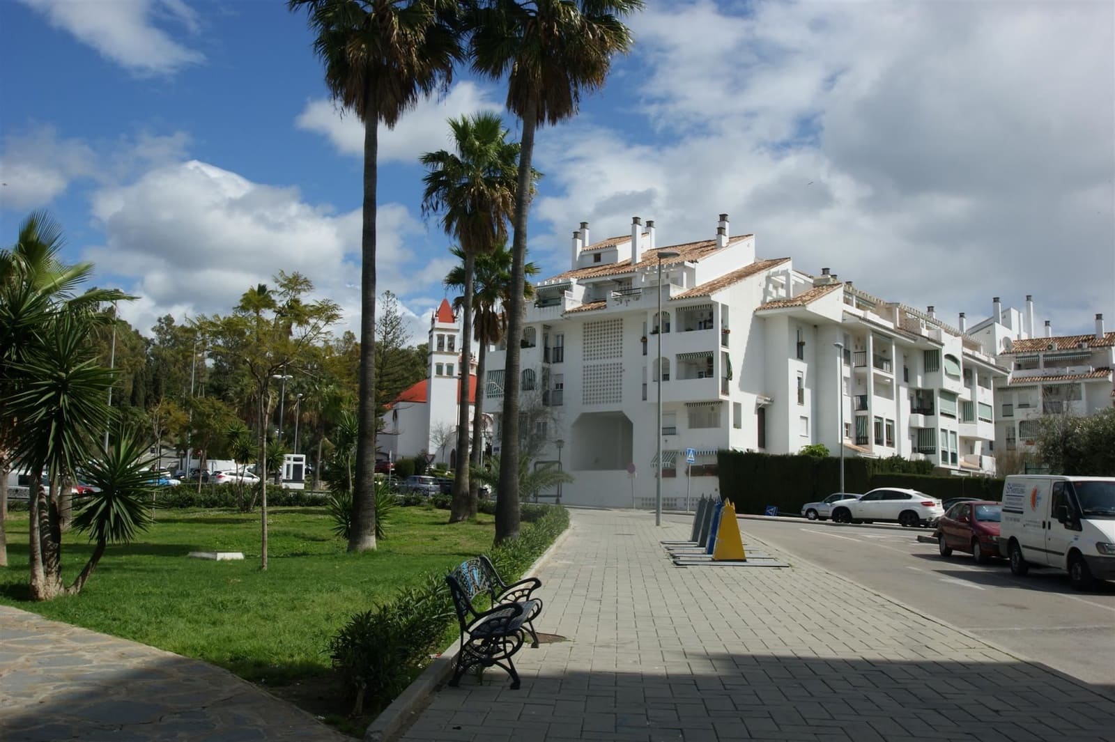 Villa for sale in Nueva Andalucia - € 390,000 (Ref: 3889715)