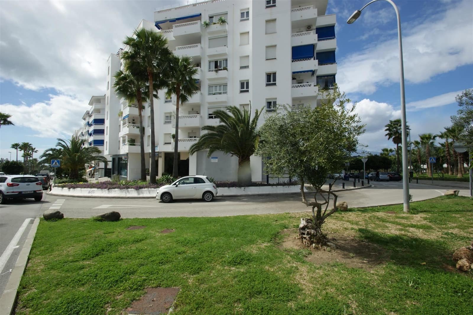 Villa for sale in Nueva Andalucia - € 390,000 (Ref: 3889715)