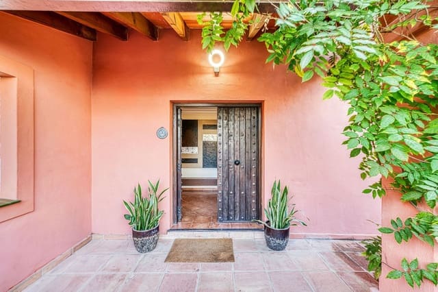 Chalet de 4 habitaciones en Las Brisas, Marbella en venta - 1.395.000 € (Ref: 4480013)