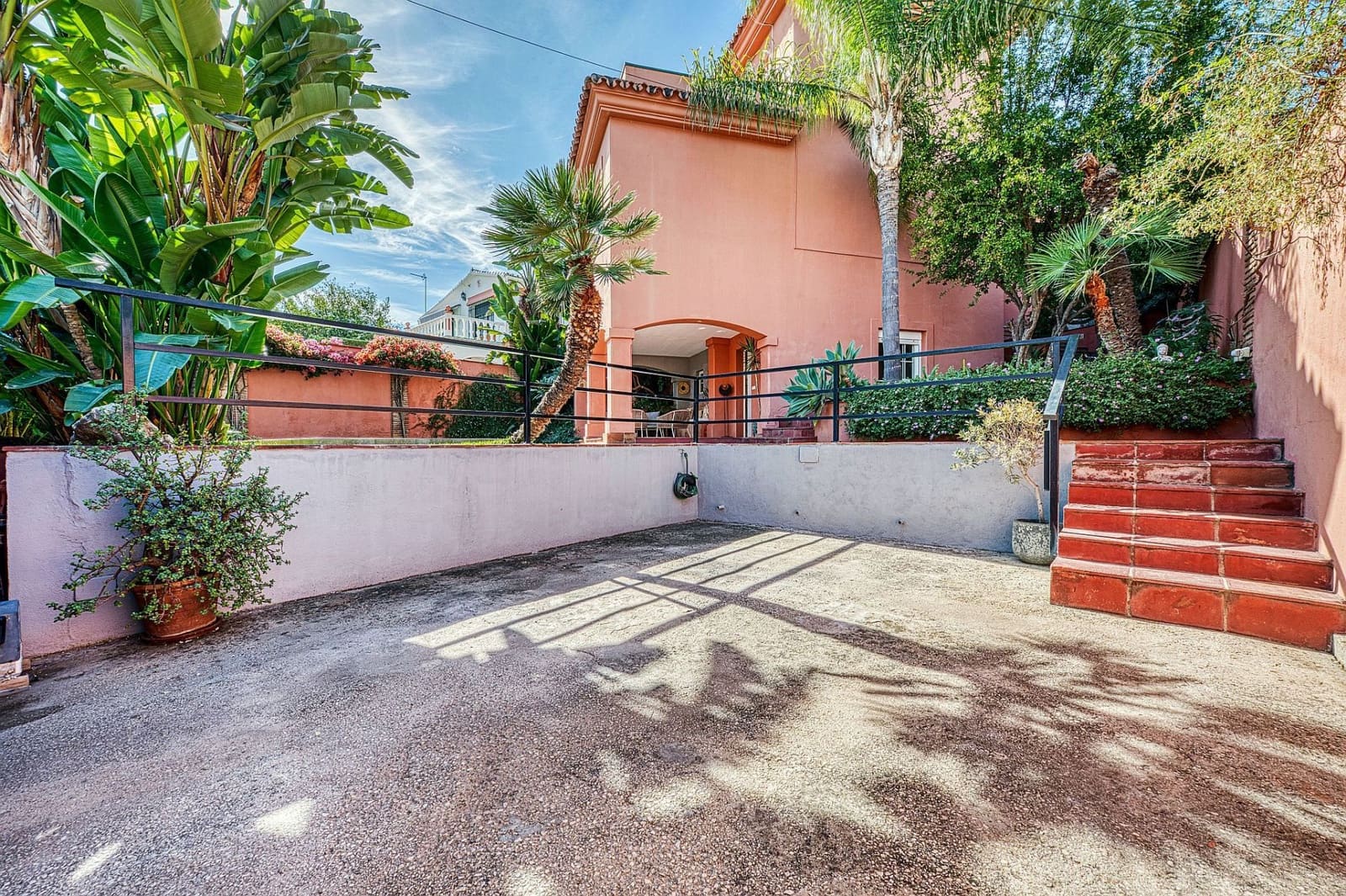 Chalet de 4 habitaciones en Nueva Andalucia en venta - 1.395.000 € (Ref: 4480013)