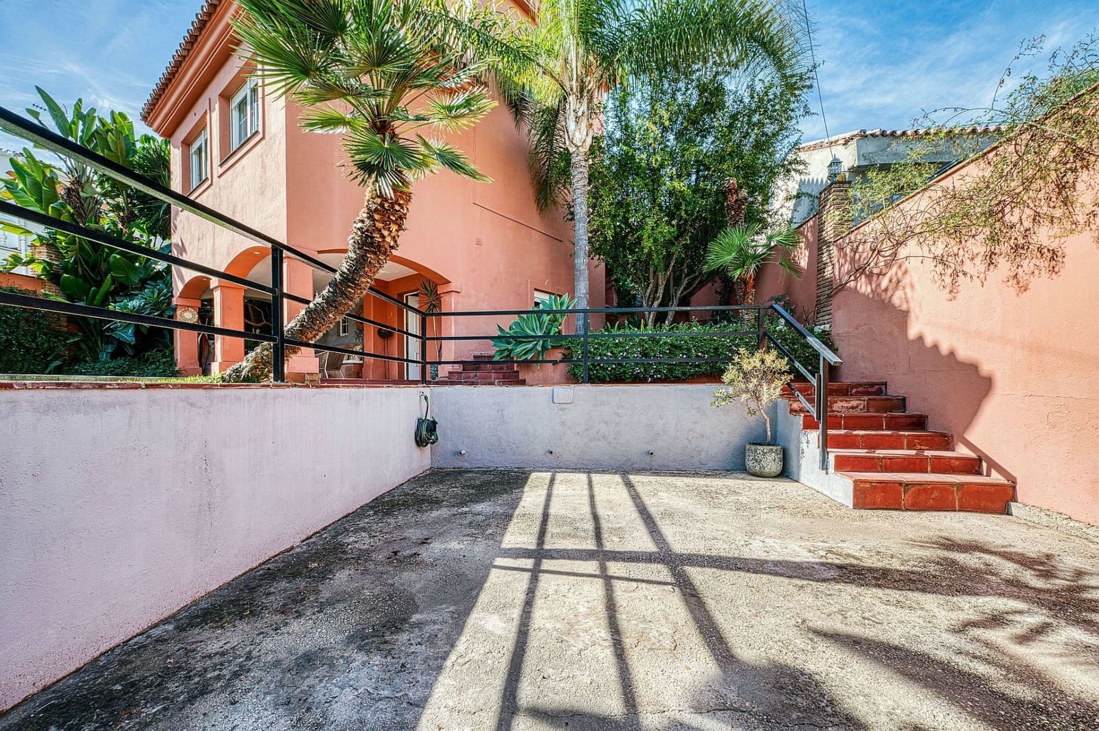 Chalet de 4 habitaciones en Nueva Andalucia en venta - 1.395.000 € (Ref: 4480013)