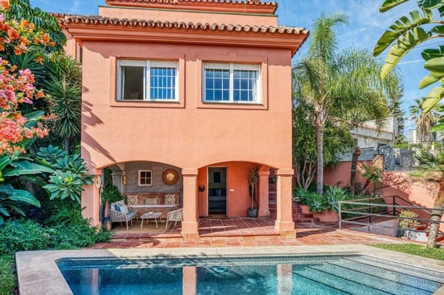 Chalet de 4 habitaciones en Las Brisas, Marbella en venta - 1.395.000 € (Ref: 4480013)