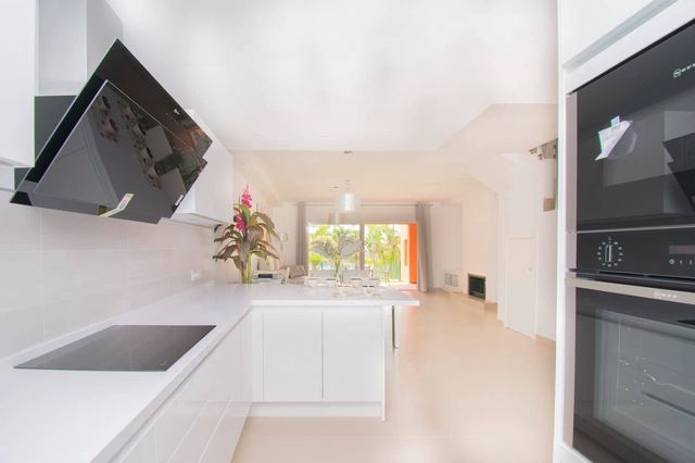 4 soveværelse Byhus til salg i Benahavís med swimmingpool garage - € 1.050.000 (Ref: 4504603)