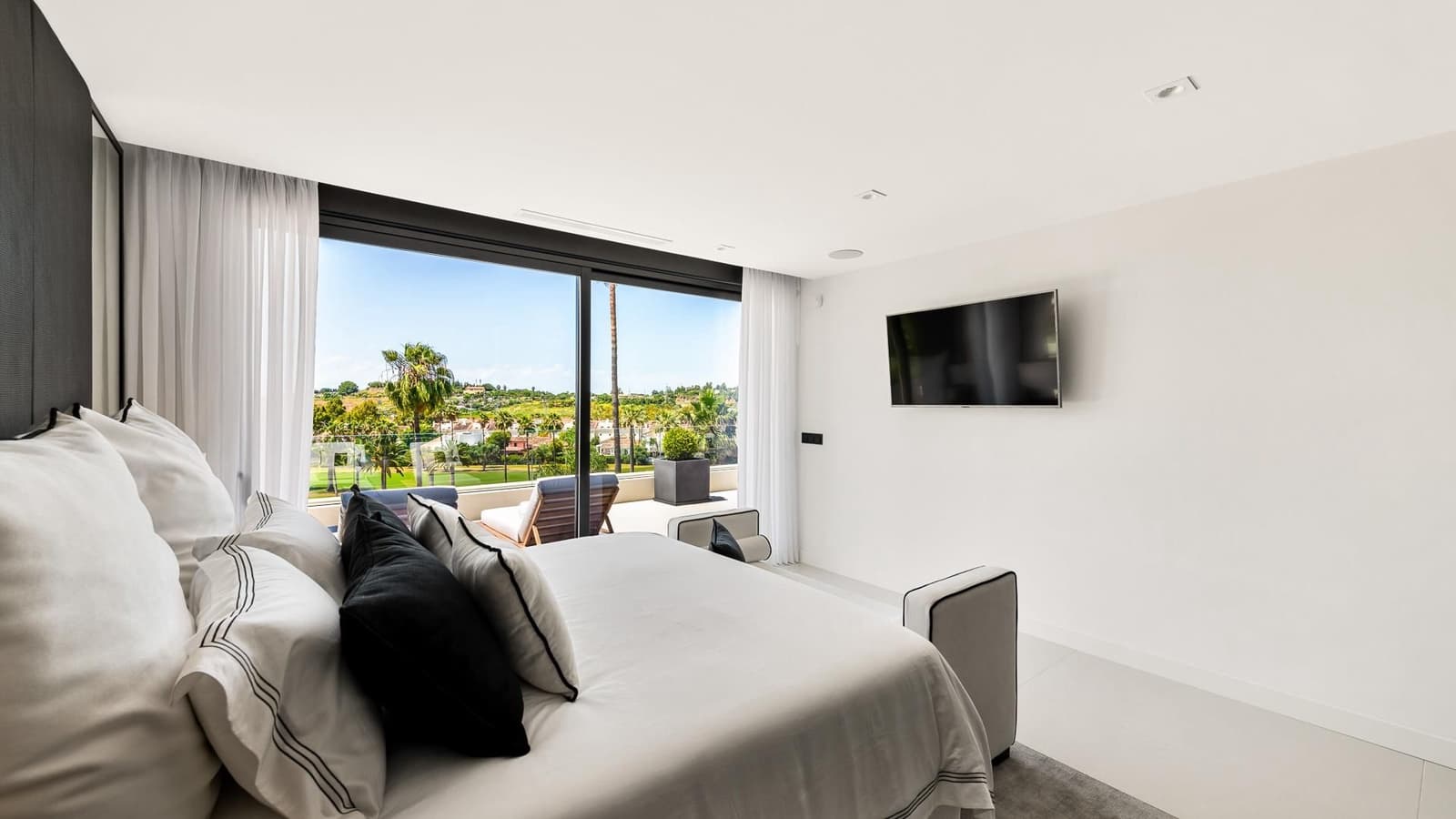 6 bedroom Villa for sale in Nueva Andalucia - € 5,995,000 (Ref: 5723149)