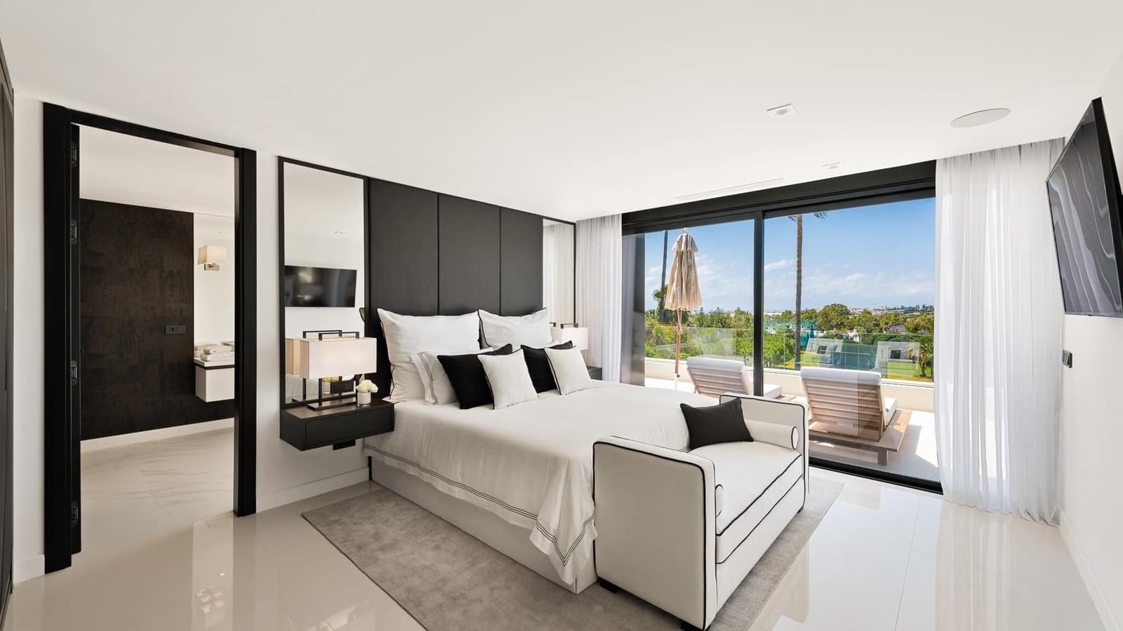 6 bedroom Villa for sale in Nueva Andalucia - € 5,995,000 (Ref: 5723149)