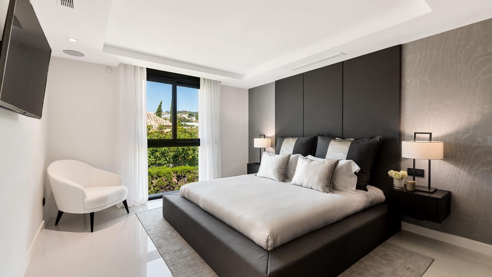 6 bedroom Villa for sale in Nueva Andalucia - € 5,995,000 (Ref: 5723149)