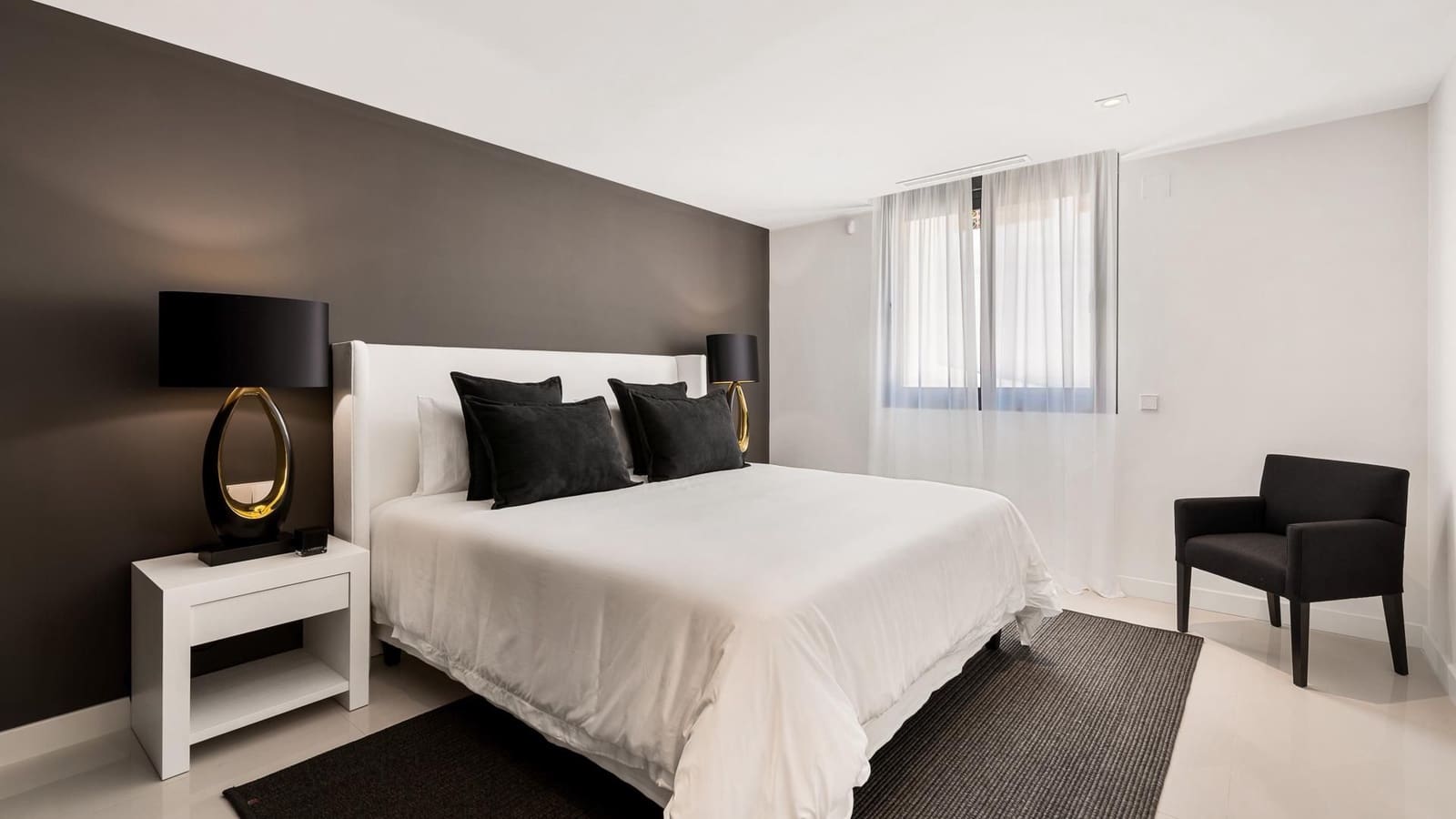 6 bedroom Villa for sale in Nueva Andalucia - € 5,995,000 (Ref: 5723149)