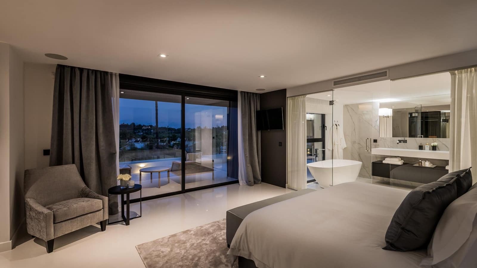 6 bedroom Villa for sale in Nueva Andalucia - € 5,995,000 (Ref: 5723149)