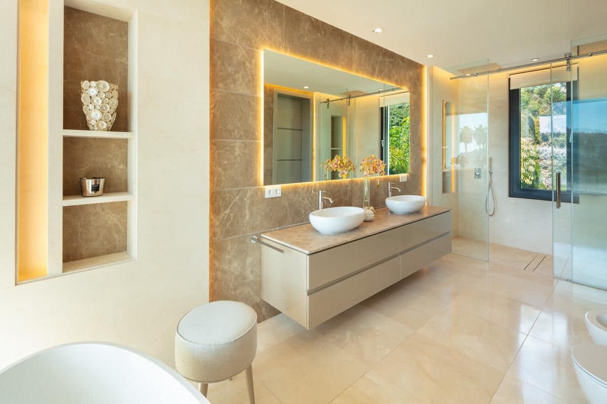 6 slaapkamer Villa te koop in Nueva Andalucia - € 6.850.000 (Ref: 6515036)