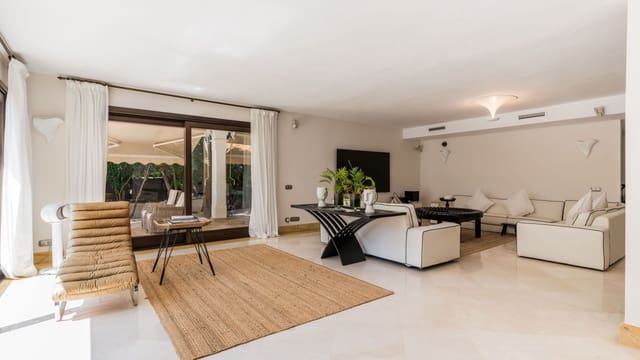 Chalet de 5 habitaciones en Las Brisas, Marbella en venta - 3.500.000 € (Ref: 7754125)