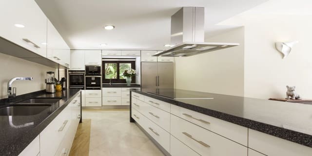 Chalet de 5 habitaciones en Las Brisas, Marbella en venta - 3.500.000 € (Ref: 7754125)