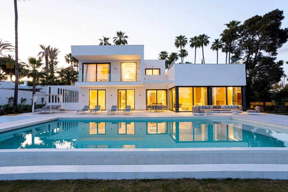 4 bedroom Villa for sale in Benahavis with pool - € 3,850,000 (Ref: 7985819)