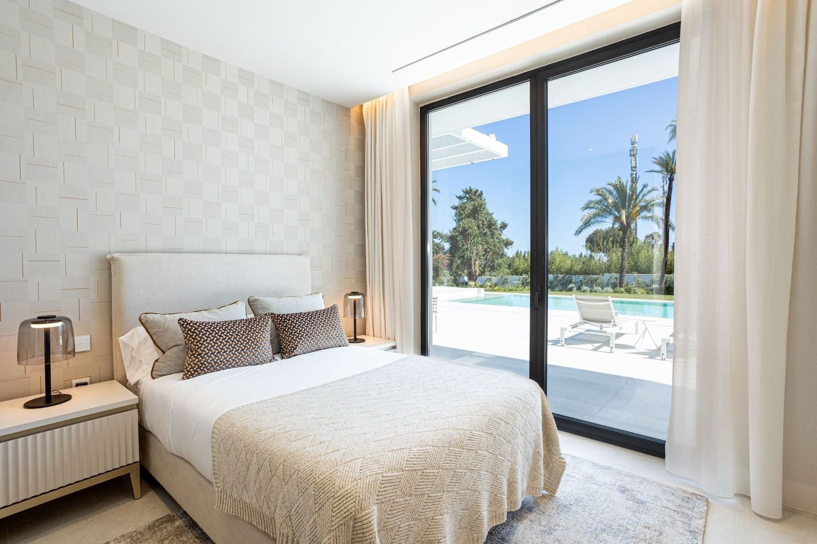4 bedroom Villa for sale in Benahavis with pool - € 3,850,000 (Ref: 7985819)
