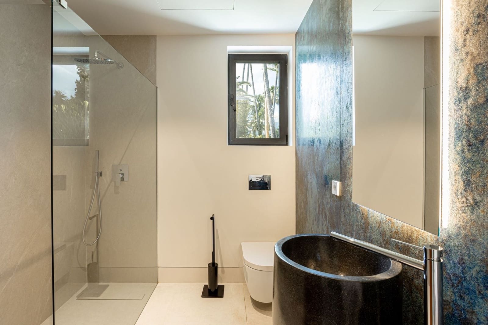 4 bedroom Villa for sale in Benahavis with pool - € 3,850,000 (Ref: 7985819)