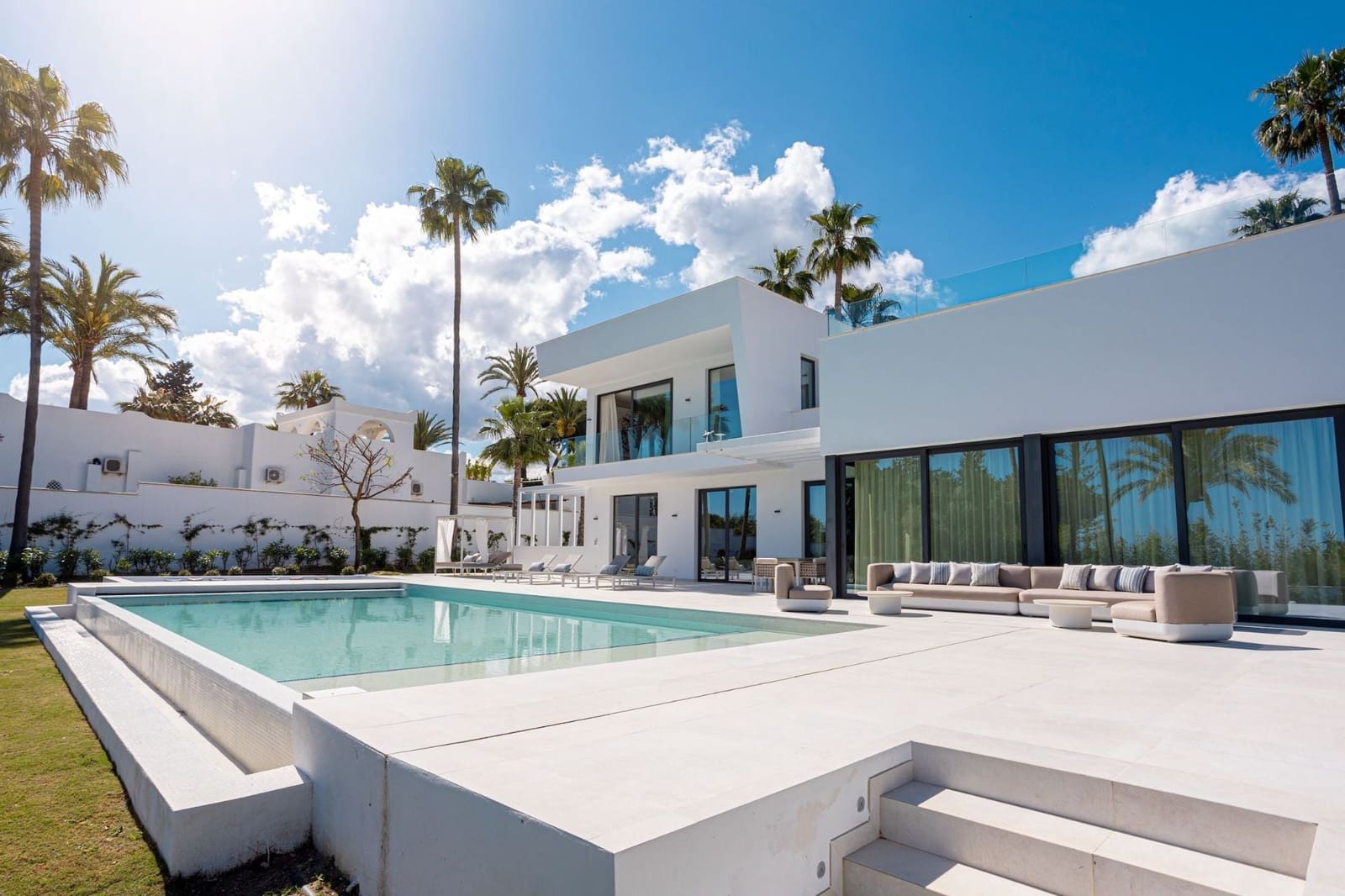 4 bedroom Villa for sale in Benahavis with pool - € 3,850,000 (Ref: 7985819)