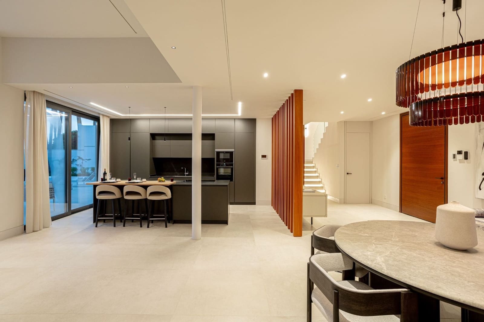 4 bedroom Villa for sale in Benahavis with pool - € 3,850,000 (Ref: 7985819)