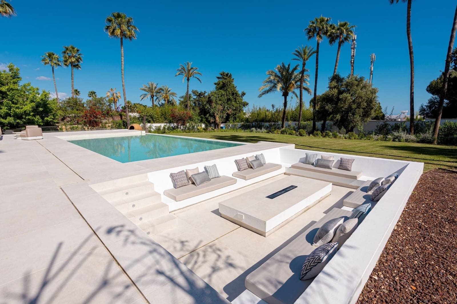 4 bedroom Villa for sale in Benahavis with pool - € 3,850,000 (Ref: 7985819)
