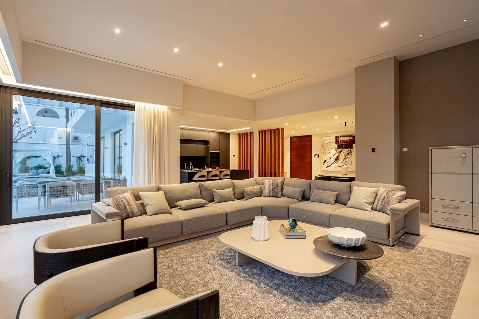 4 bedroom Villa for sale in Benahavis with pool - € 3,850,000 (Ref: 7985819)