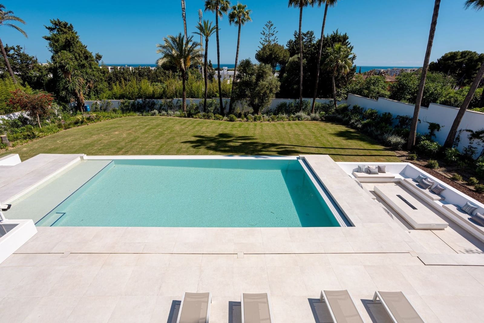 4 bedroom Villa for sale in Benahavis with pool - € 3,850,000 (Ref: 7985819)