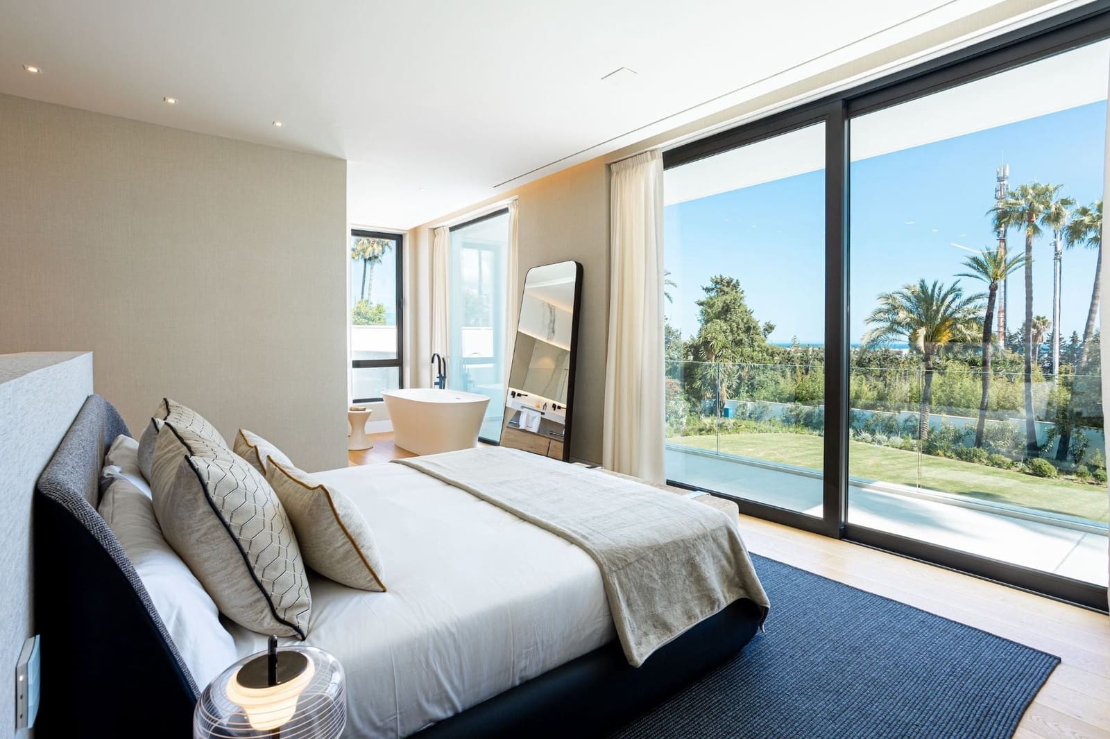 4 bedroom Villa for sale in Benahavis with pool - € 3,850,000 (Ref: 7985819)