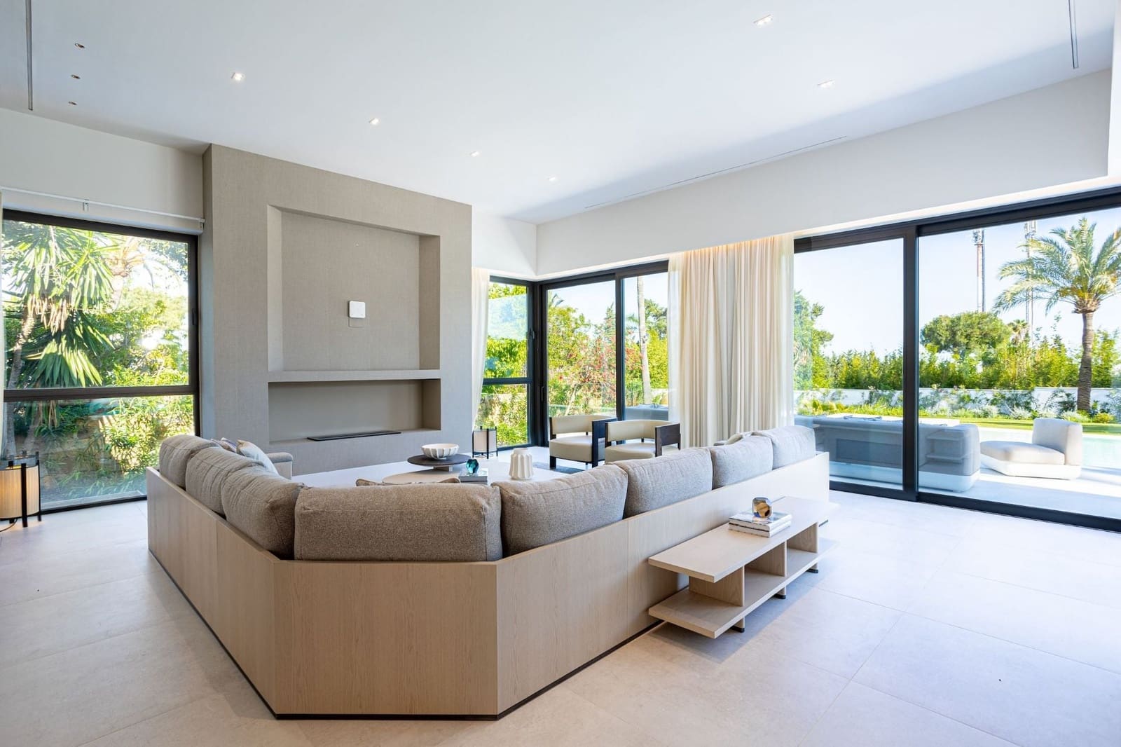4 bedroom Villa for sale in Benahavis with pool - € 3,850,000 (Ref: 7985819)