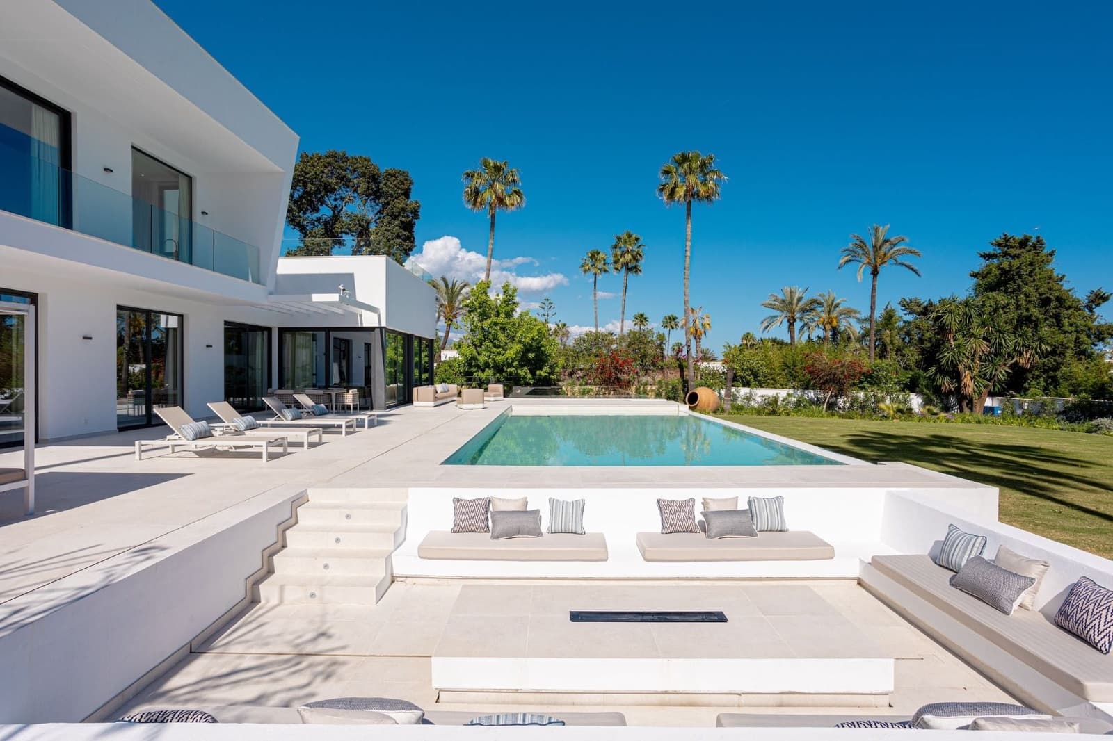 4 bedroom Villa for sale in Benahavis with pool - € 3,850,000 (Ref: 7985819)